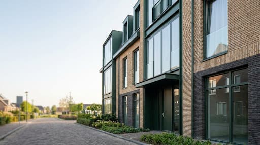 Digitale vastgoedpresentatie in een makelaarskantoor